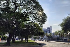 Campo Grande tem dia de sol e calor com previsão de chuva isolada no fim da tarde 