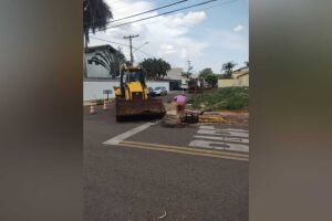 Para diminuir riscos de alagamento, prefeitura reforça limpeza de bueiros em Campo Grande