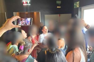 Protesto com mulheres que vendem os produtos