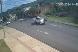 Motorista invade pista contrária e joga motociclista para o alto em Corumbá (vídeo)