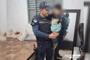 Criança de 2 anos é resgatada chorando em casa sozinha