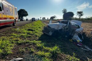 Batida entre carro e carreta deixa um ferido na BR-262, em Terenos