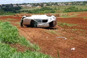 Cinco pessoas ficam feridas, com uma em estado grave, em capotamento na BR-060, em Paraíso das Águas