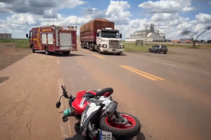 Motociclista de Campo Grande faz conversão errada e fica ferido em Nova Alvorada do Sul (vídeo)