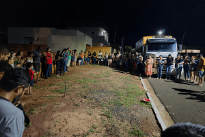 Diversos moradores, entre amigos, parentes e conhecidos, se reuniram para oração