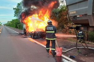 Fogo destruiu a cabine do veículo