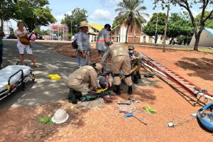 Trabalhador foi socorrido pelo Corpo de Bombeiros 