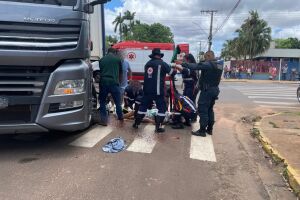 Ciclista foi parar embaixo do caminhão