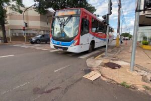 Marcas de sangue ficaram pelo asfalto