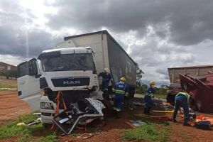 Motorista não vê placa e causa colisão entre duas carretas na MS-306