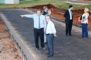 Ex-presidente da Ordem, Mansour Karmouche, em visita à 'obra'