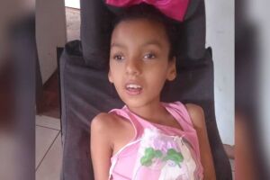 M&atilde;e luta contra dificuldades financeiras, mas n&atilde;o deixa de ver filha internada no CTI (v&iacute;deo)