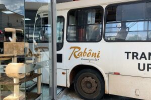 Ônibus tem falha mecânica e invade pet shop em Três Lagoas