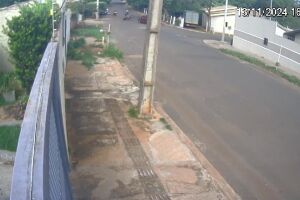 Motociclista fica ferido em acidente grave em cruzamento do Jardim Itália