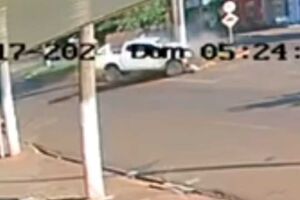 Caminhonete colide com poste e motorista fica ferido em Maracaju (vídeo)