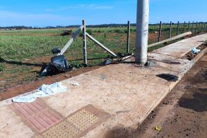 Ele teria tentado desviar do obstáculo, mas perdeu o controle do veículo, que bateu violentamente contra um poste