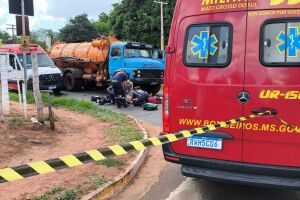 Motociclista fica em estado grave ao bater em caminhão e ser atropelada na Avenida Guaicurus