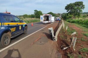 Mulher morre após motorista perder controle do carro e bater em proteção de rodovia em Paranaíba 