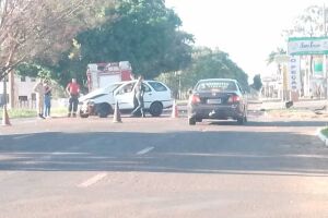 Veículos colidiram na manhã deste domingo