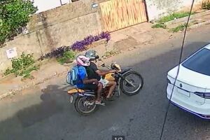 Câmeras de videomonitoramento flagraram o momento do assalto