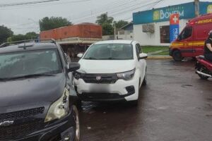 Duas mulheres são socorridas após batida entre carros em São Gabriel