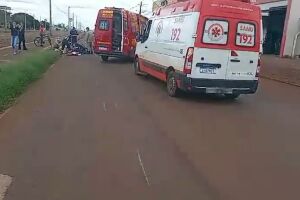 Câmeras de segurança mostram momento em que motociclista cai em buraco de obra em Dourados (vídeo)