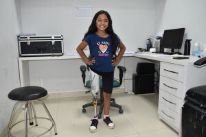 Apaixonada por balé, menina de 9 anos recebe prótese customizada em Campo Grande