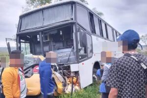 A colisão frontal aconteceu no início da manhã deste sábado (7) na Rodovia MS-295, entre as cidades de Tacuru e Iguatemi. A Polícia Civil vai apurar as circunstâncias do acidente