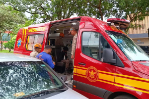 Equipes do Corpo de Bombeiros estiveram no local e encaminhou o rapaz para o Hospital da Vida