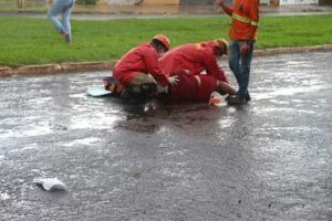 Vítima de acidente sendo resgatada