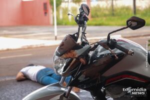 Pedestre fica desacordado após ser atropelado por moto na Gunter Hans (vídeo)