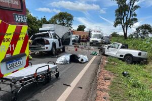 Picapes batem de frente na BR-163, em Bandeirantes