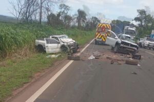 Duas pessoas morrem em acidente entre picapes na BR-163, em Bandeirantes 