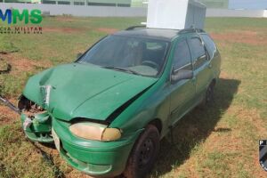 Motorista abandona carro após bater em poste ne energia em Chapadão do Sul