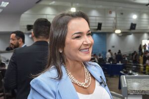 Adriane promete ir à Justiça novamente