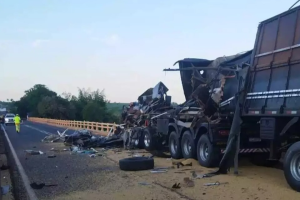 Devido à força da batida, caminhoneiro morreu no local