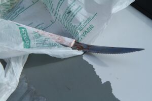 Homem é esfaqueado em plena praça em Costa Rica