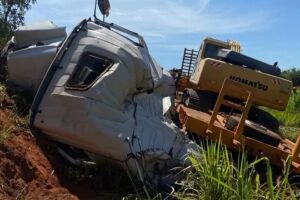 Pneu de carreta estoura e veículo bate contra barranco na MS-040