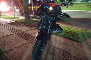 Motociclista bate em árvore e fica em estado grave em Chapadão do Sul