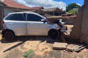 Após acertar motocicleta, motorista perde controle e derruba muro de casa em Paranaíba