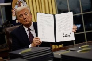 Trump assina decretos, entre eles perdão a invasores do Capitólio