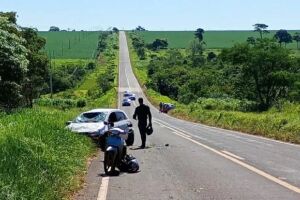 Carro sai da pista e jovem fica ferido em acidente na BR-276