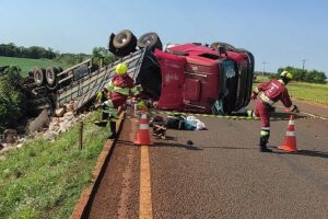 Carreta tomba e deixa motorista ferido na BR-163, em Rio Brilhante