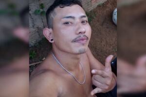 "Mataram meu filho" Mãe lamenta morte do filho esfaqueado por colegas em bar na Avenida dos Cafezais