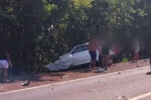 Carro bateu de frente com uma carreta