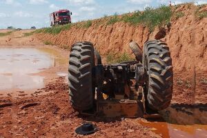 Trator cai de barranco e trabalhador morre esmagado em Coxim