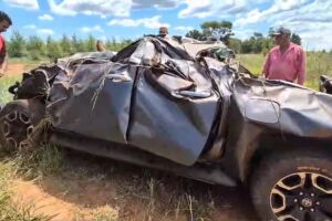 Caminhonete ficou completamente destruída