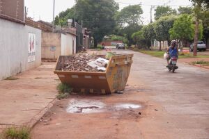 Caçamba foi colocada na manhã de sábado (18)