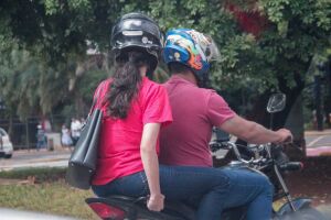 Defensores de aplicativos de corrida destacam pontos positivos de usar moto