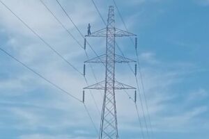 Homem sobe em torre de energia e deixa moradores apreensivos no Jardim Aquarius (vídeo)
